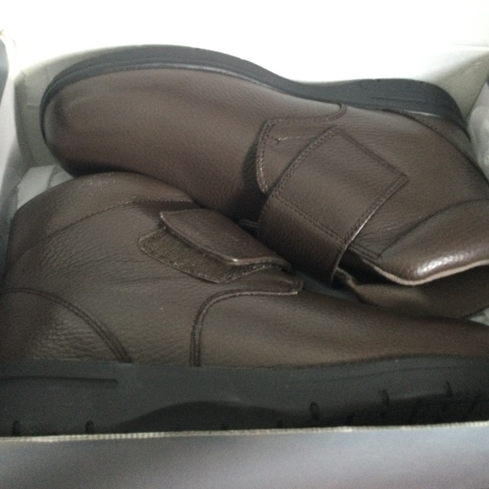 DREW Men’s Big Easy Velcro Pebbled Leather Boots..new in box